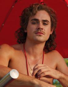 Imagen secundaria 2 - Arriba, Robin, uno de los nuevos personajes. Debajo, Will disfrazado de mago para jugar a rol y el socorrista de la piscina, Billy.