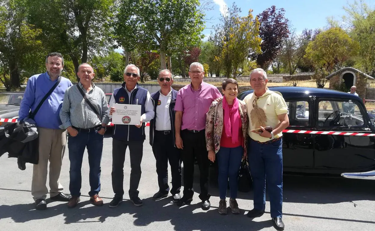 Jorge Conde, Valentín Martín, David González, Carmen García y Anselmo García junto a los responsables del Automóvil Club de Salamanca. 