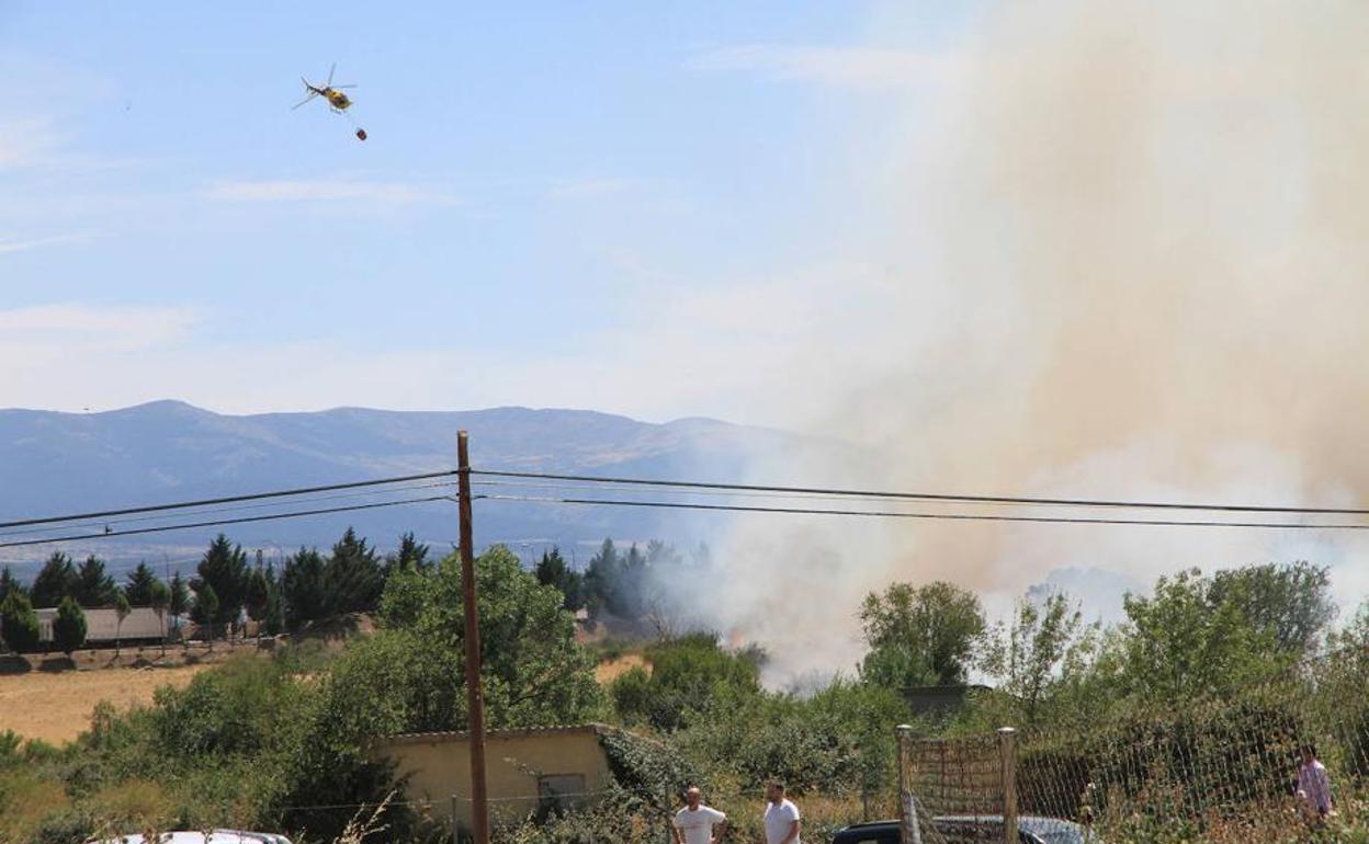 Un helicóptero trabajo en las labores de extinción del incendio.