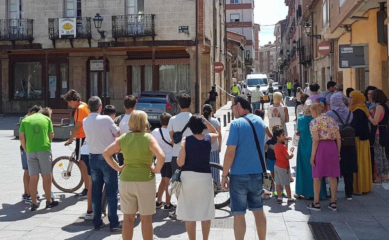 La gente se ha concentrado impresionada por el suceso en la Plaza Mayor, donde comunica la calle que lleva hasta el patio donde ha fallecido Monika. 