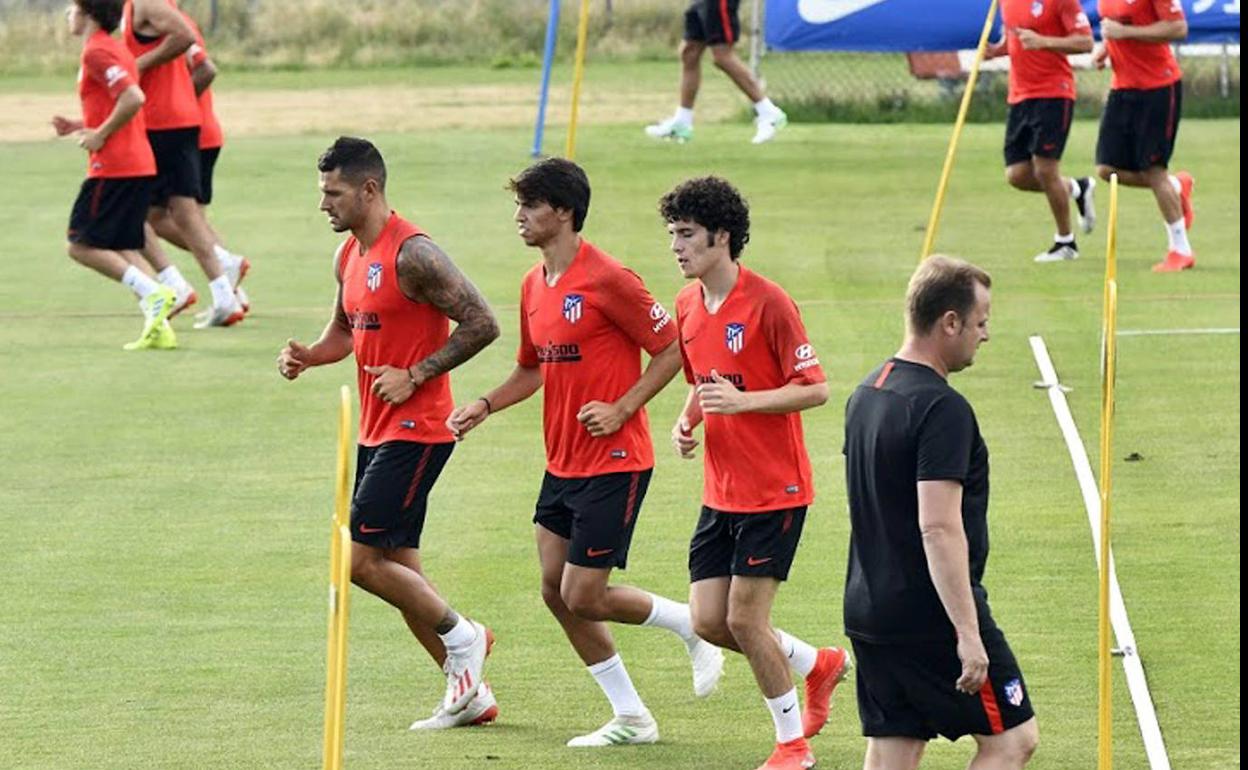 Un momento de la sesión de entrenamiento por la tarde del Atlético en Los Ángeles de San Rafael.