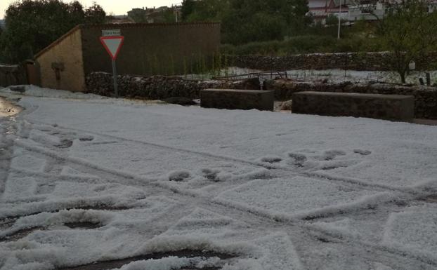 Imagen de una carretera en la zona de Las Veguillas completamente cubierta de granizo.