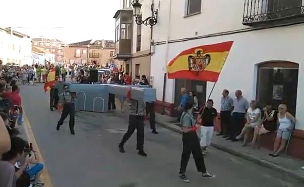 La comparsa, en las calles de Osorno la Mayor.