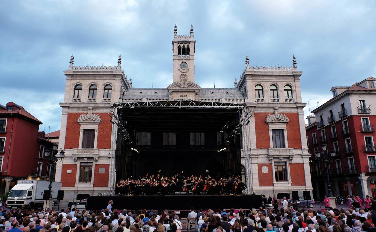 La Orquesta Sinfónica de Castilla y León, en la Plaza Mayor de Valladolid. 