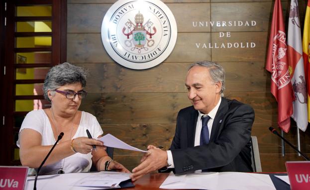 El rector de la UVa, Antonio Largo, y la presidenta nacional de Amnistía Internacional, Eva Suárez, firman un convenio en defensa, la investigación y la formación de los derechos humanos