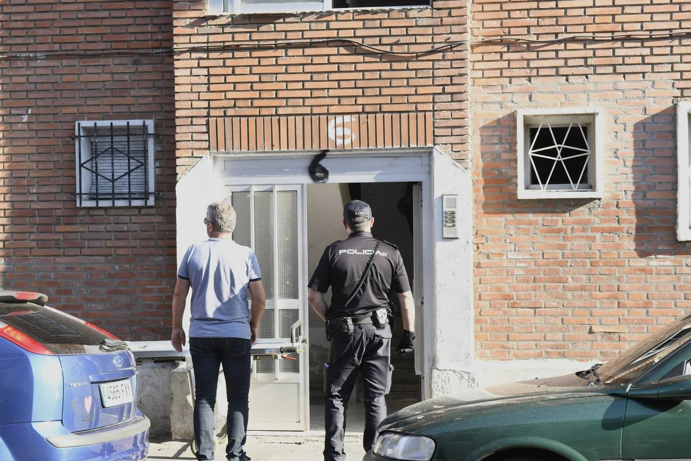 El fallecido era un hombre de 85 años que vivía sola y que llevaba, al menos, una semana muerto en la cama de la habitación de su casa, situada en un bajo del número 6 de la calle Ebro