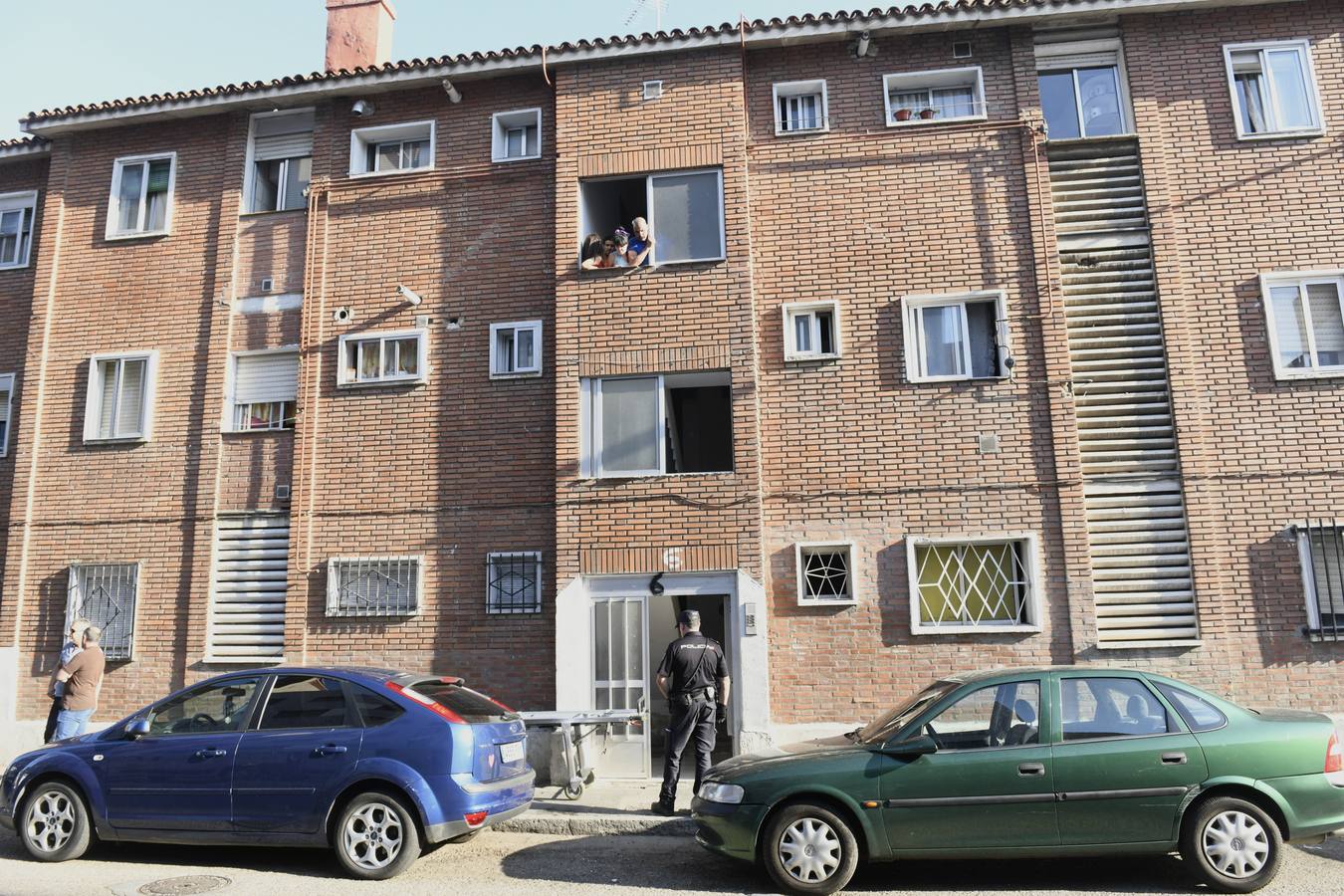 El fallecido era un hombre de 85 años que vivía sola y que llevaba, al menos, una semana muerto en la cama de la habitación de su casa, situada en un bajo del número 6 de la calle Ebro