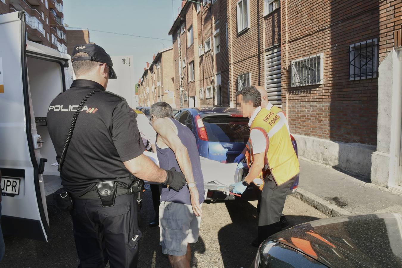 El fallecido era un hombre de 85 años que vivía sola y que llevaba, al menos, una semana muerto en la cama de la habitación de su casa, situada en un bajo del número 6 de la calle Ebro