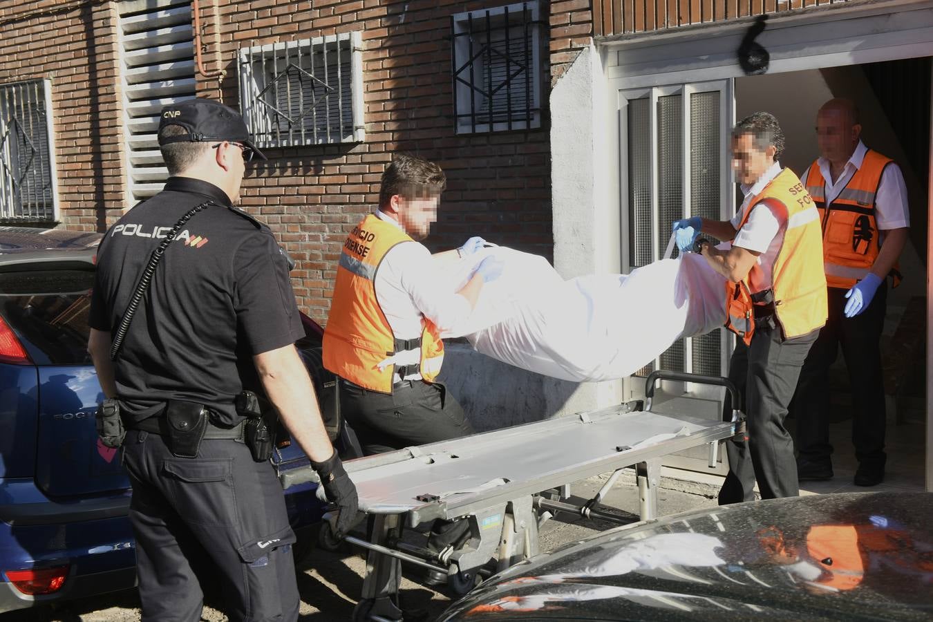 El fallecido era un hombre de 85 años que vivía sola y que llevaba, al menos, una semana muerto en la cama de la habitación de su casa, situada en un bajo del número 6 de la calle Ebro