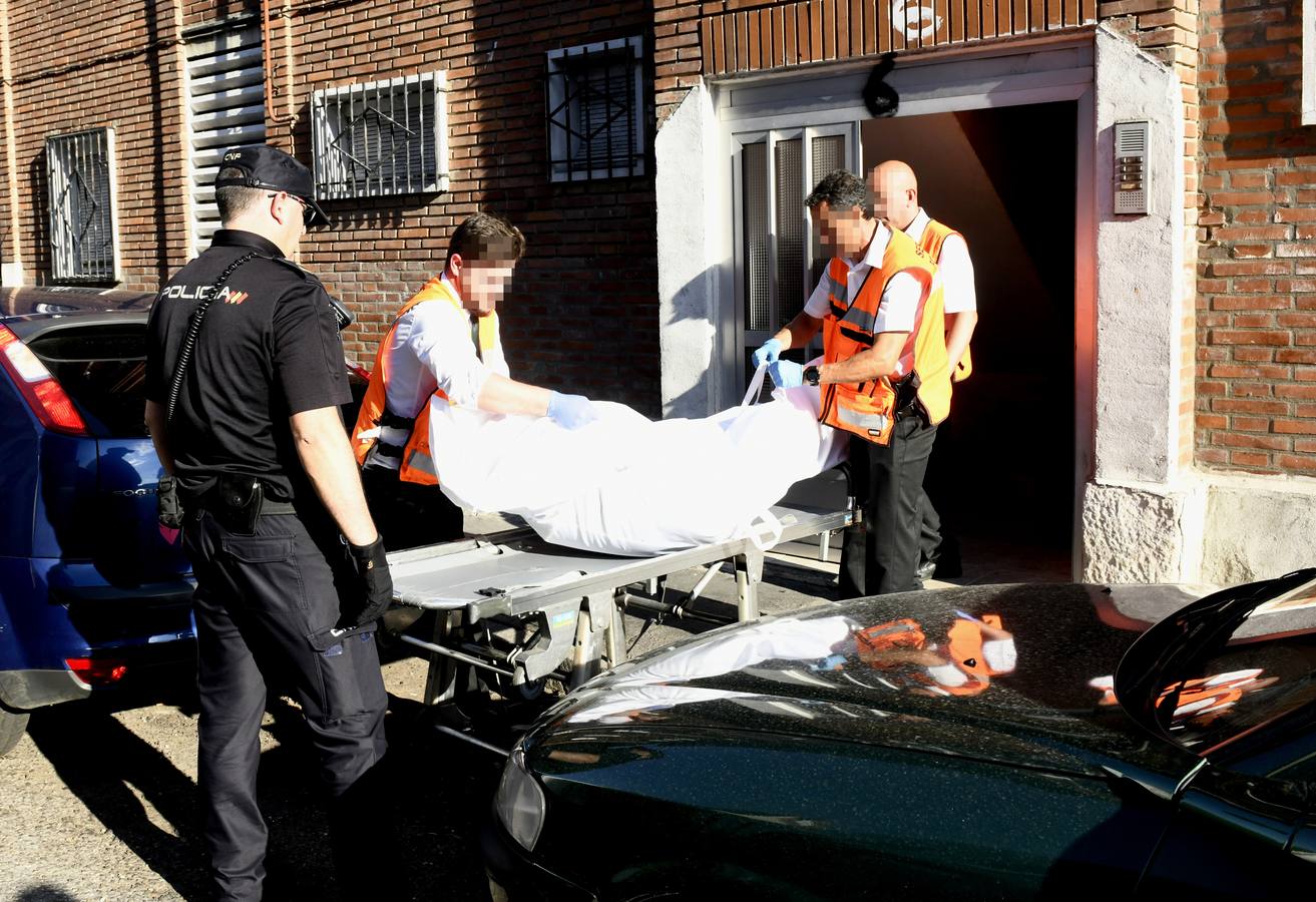 El fallecido era un hombre de 85 años que vivía sola y que llevaba, al menos, una semana muerto en la cama de la habitación de su casa, situada en un bajo del número 6 de la calle Ebro