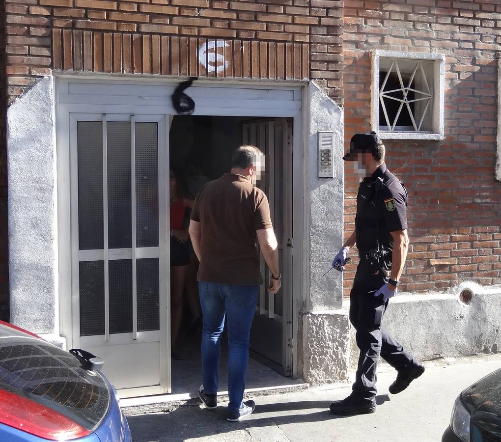 El fallecido era un hombre de 85 años que vivía sola y que llevaba, al menos, una semana muerto en la cama de la habitación de su casa, situada en un bajo del número 6 de la calle Ebro
