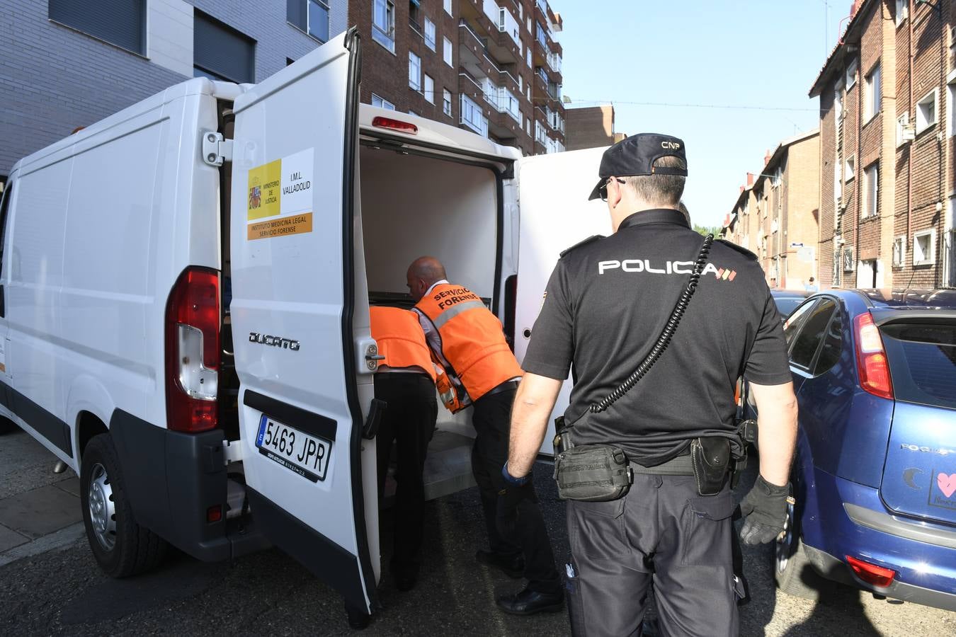 El fallecido era un hombre de 85 años que vivía sola y que llevaba, al menos, una semana muerto en la cama de la habitación de su casa, situada en un bajo del número 6 de la calle Ebro