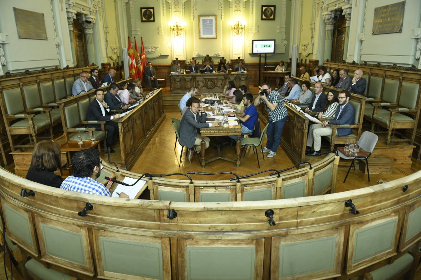 El primer Pleno ordinario del mandato 2019-2023 del Ayuntamiento de Valladolid comenzó con una moción breve, sin apenas discusión y apoyada por unanimidad. Apenas un par de reproches desde las bancadas de Ciudadanos y PP a la labor del equipo de Gobierno y una aprobación general a una propuesta de Vox.