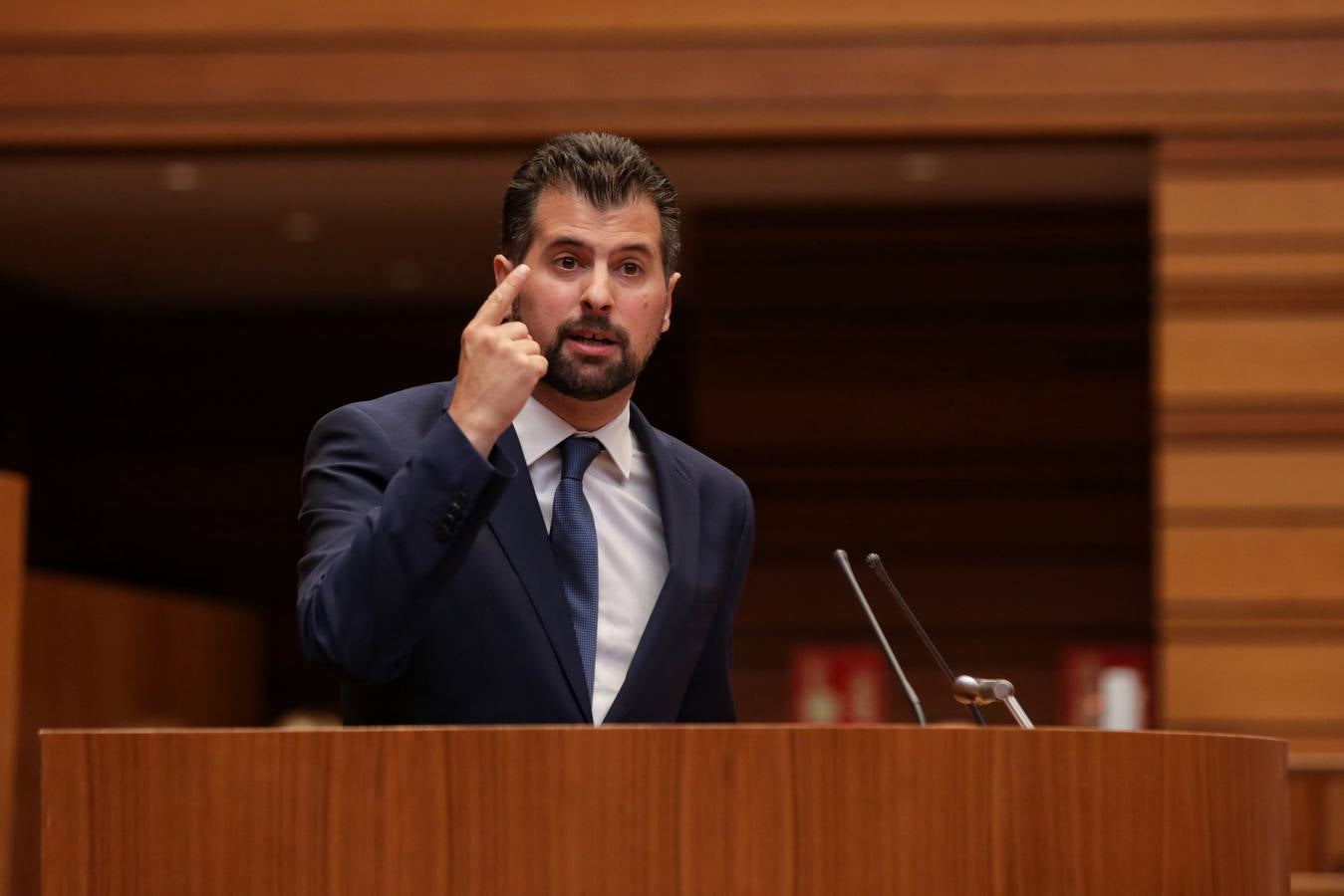 El líder del PSOE en la región, Luis Tudanca, fue el encargado de abrir la segunda parte de una sesión que calificó como «histórica» por ser la «primera vez en la historia de esta comunidad en la que no se elegirá presidente a quien a ganado las elecciones»