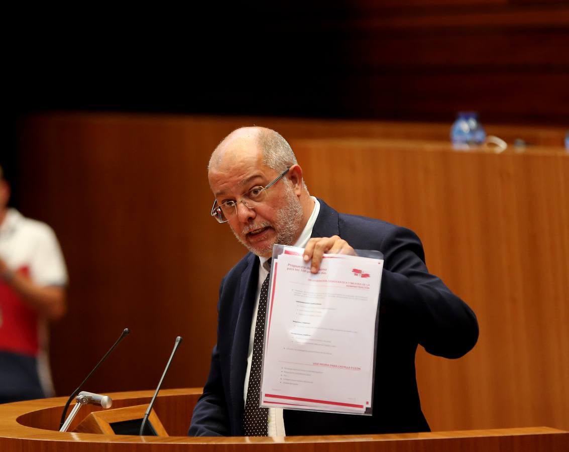 El líder del PSOE en la región, Luis Tudanca, fue el encargado de abrir la segunda parte de una sesión que calificó como «histórica» por ser la «primera vez en la historia de esta comunidad en la que no se elegirá presidente a quien a ganado las elecciones»