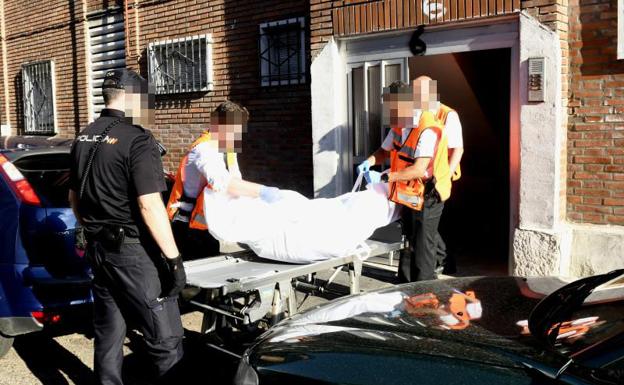 Retirada del cadáver en el barrio vallisoletano de Las Viudas. 