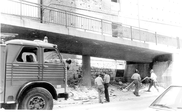 Últimas labores de extinción de los bomberos junto a la pasarela del Hospital Clínico.