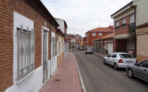 La anciana, que permanece ingresada en el Clínico, vive en el número 20 de la calle del Medio. 