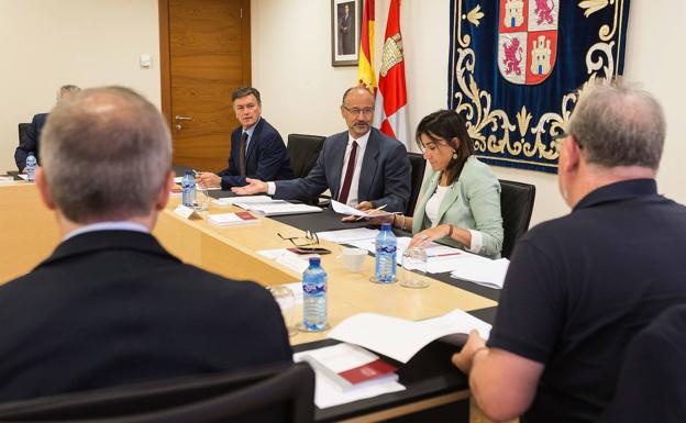 Los miembros de la Mesa de las Cortes de Castilla y León, durante una reunión.