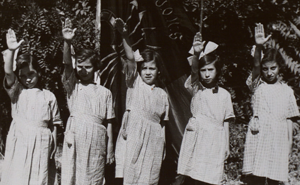 Niñas acogidas en Auxilio Social saludan al estilo fascista.