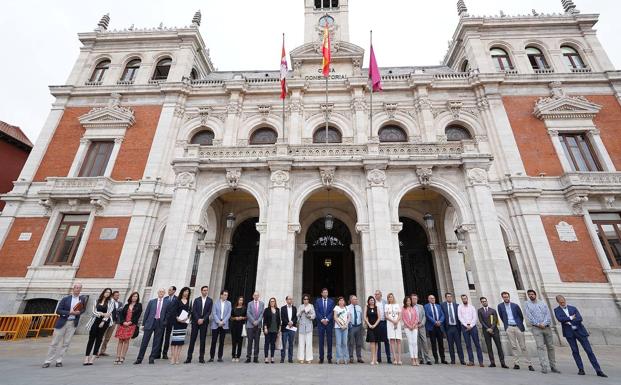 Minuto de silencio ante las puertas del Ayuntamiento de Valladolid. 