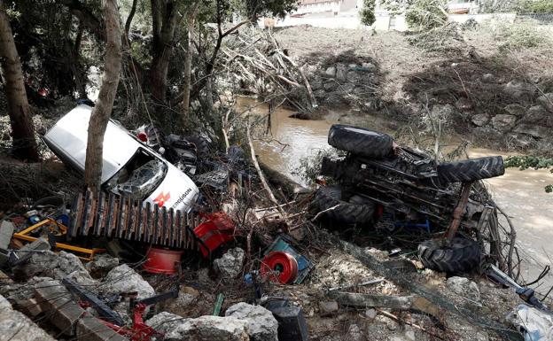 Un tractor y un vehículo permanecen en el cauce del rio Cidacos a su paso por Tafalla.