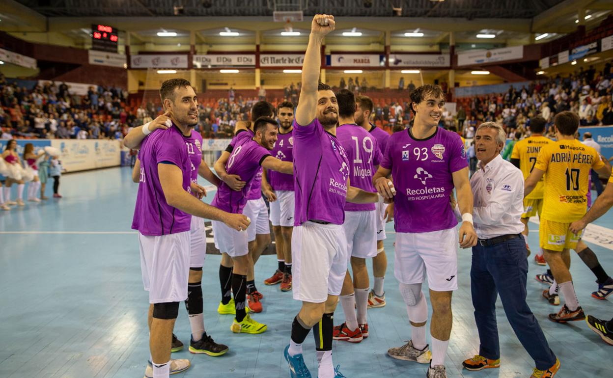 Los jugadores del Recoletas Atlético Valladolid saludando a la afición. 