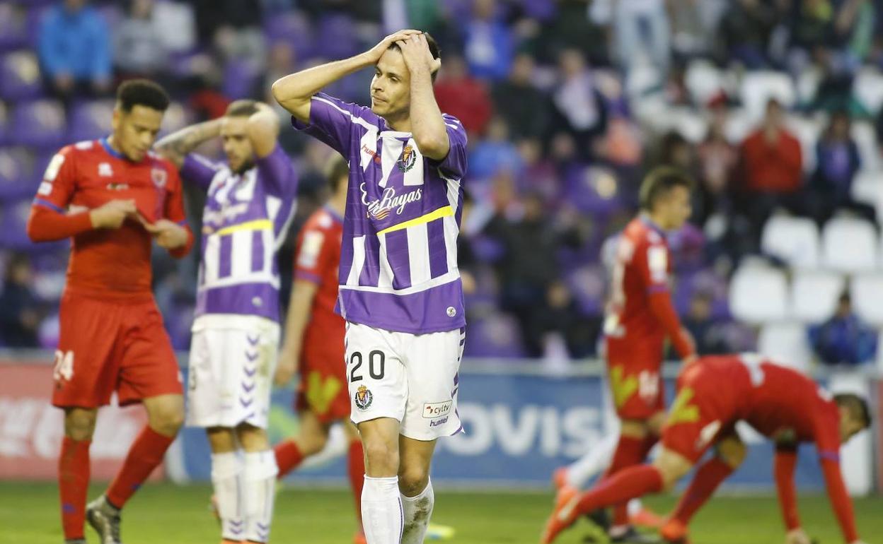 Manu del Moral se lamenta tras una acción del encuentro ante el Numancia, en la campaña 2016/17. 