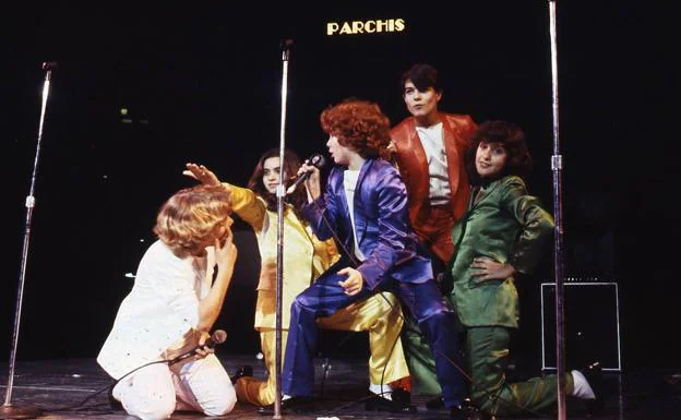Imagen principal - Parchís durante su actuación en el Madison Square Garden, los componentes del grupo en la actualidad y póster de su primera película, dirigida por Javier Aguirre en 1980.