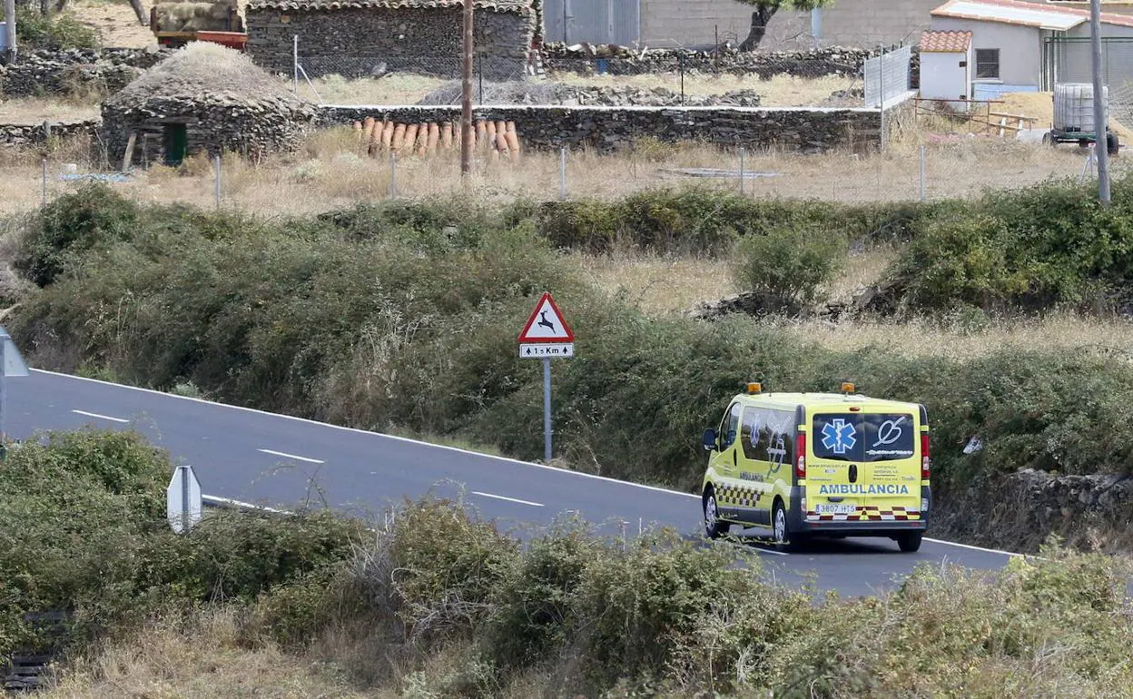 Imagen de una ambulancia en una carretera salmantina. 