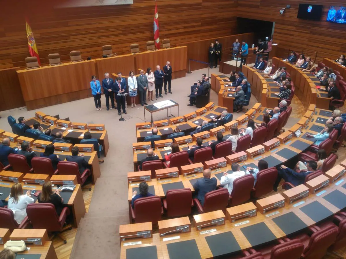 Mañueco da continuidad, con el voto de Cs, a 32 años de presidentes del PP en la Junta