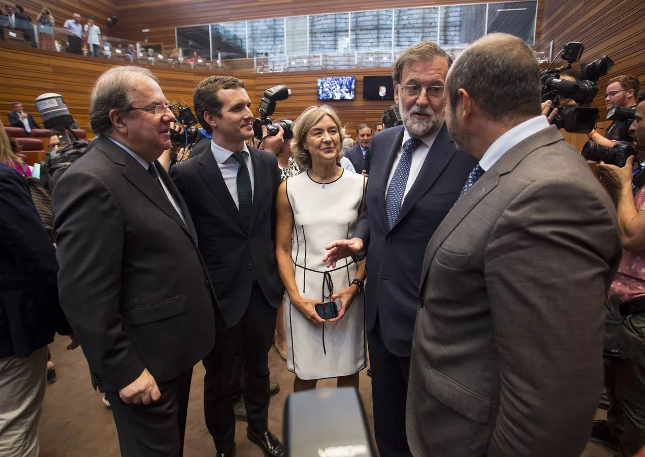 Cerca de trescientos invitados acompañan al nuevo presidente de la Junta de Castilla y León en «uno de los dos momentos más importantes de mi trayectoria política»