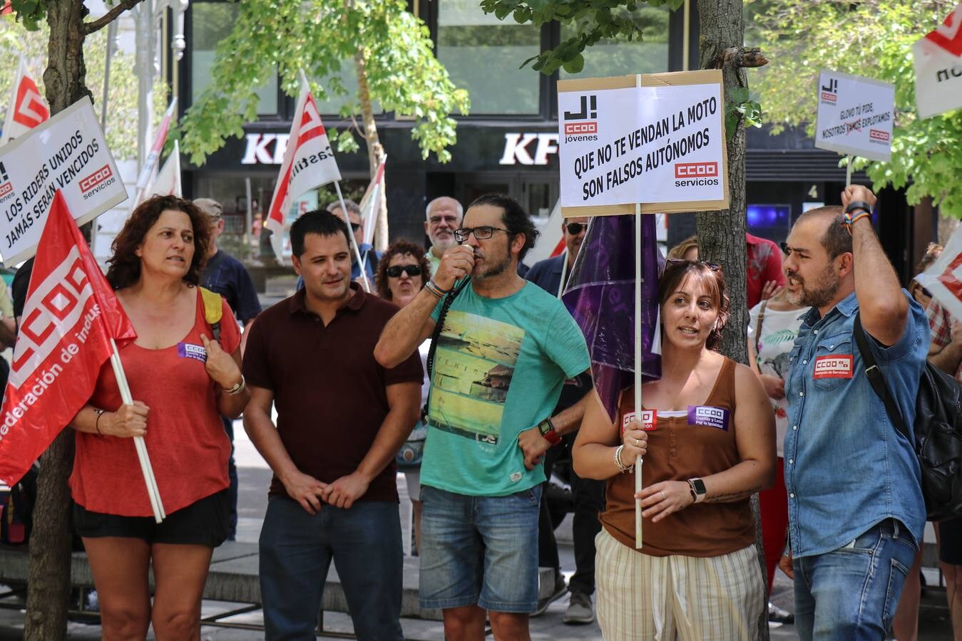 Unas 150 personas acudieron a la concentración celebrada en la Acera Recoletos para denunciar la falta de regulación del trabajo de estos repartidores