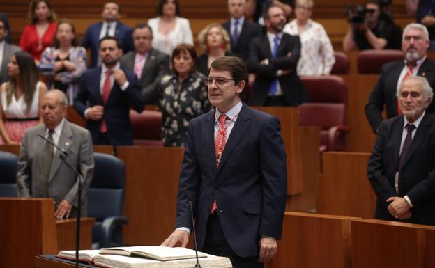 Alfonso Fernández Mañueco, durante la jura de su cargo como presidente de la Junta de Castilal y León