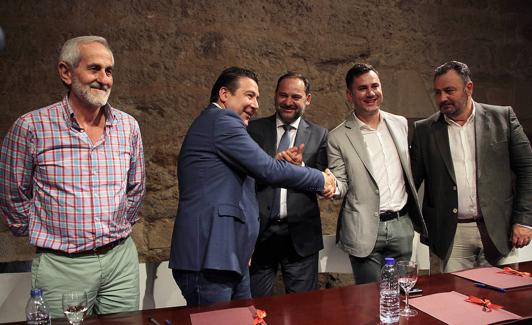 Firma del acuerdo entre PSOE y UPL. 