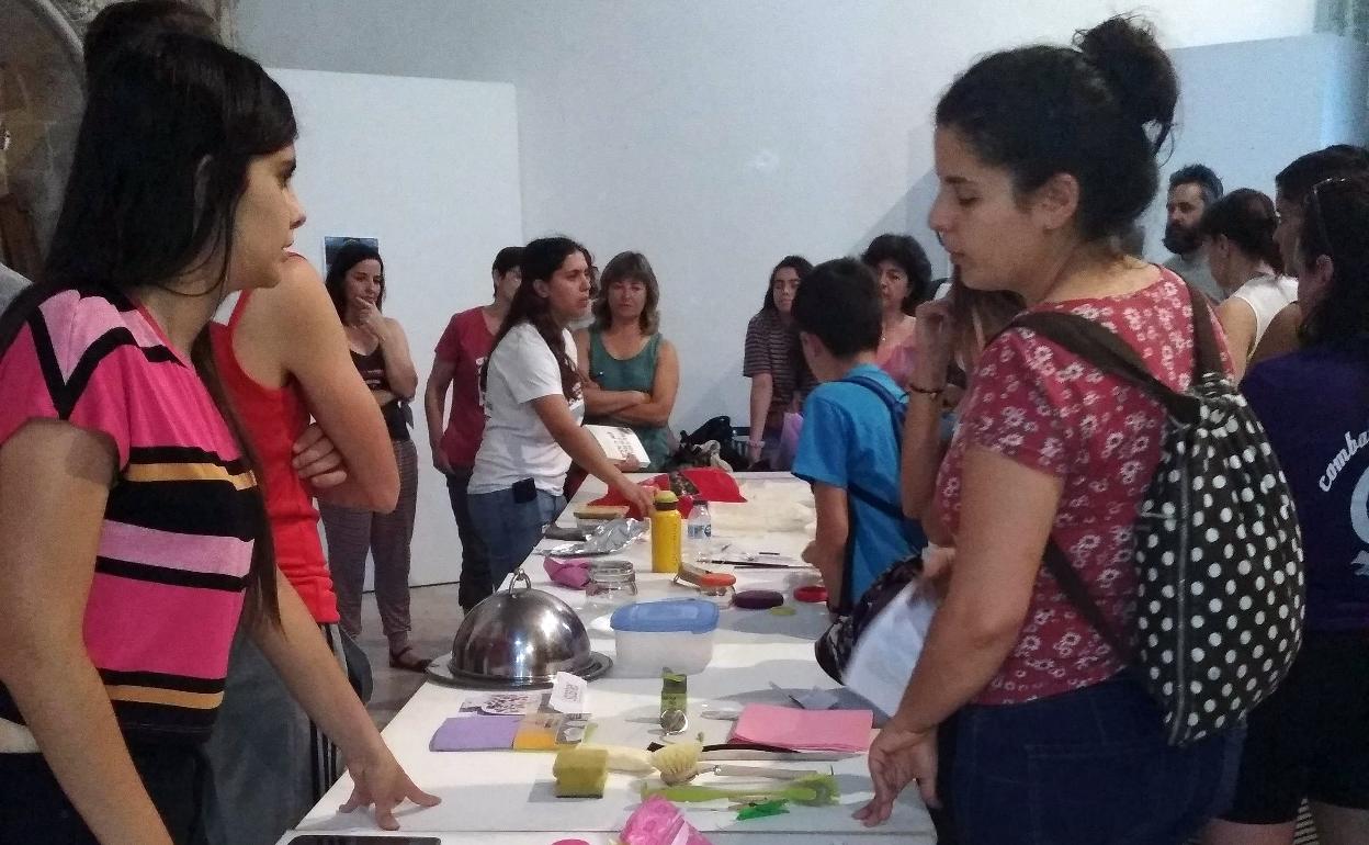 Los objetos expuestos durante el taller.