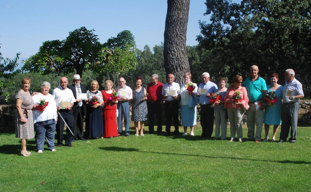 La presidenta, Chelo Muñoz, a la izquierda, con los ocho matrimonios homenajeados durante la jornada de ayer por sus bodas de oro. 