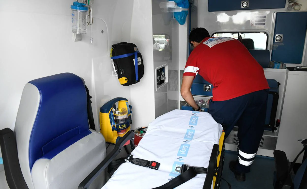 Un técnico prepara el material en una ambulancia de urgencias. 