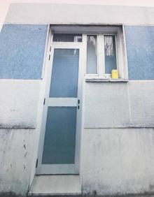 Imagen secundaria 2 - En la primera imagen, un técnico limpia el agua de la inundación de las pasadas tormentas en Arturo Eyries. En la siguiente imagen, la cama hace las funciones de armario, no hay ventanas en Pilarica. La última imagen es la puerta y única ventana en Pilarica.