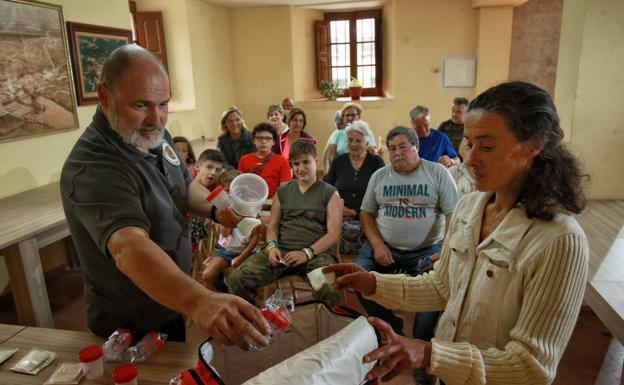 El alcalde y la teniente de alcalde de Grisaleña archivan las muestras de los vecinos. 