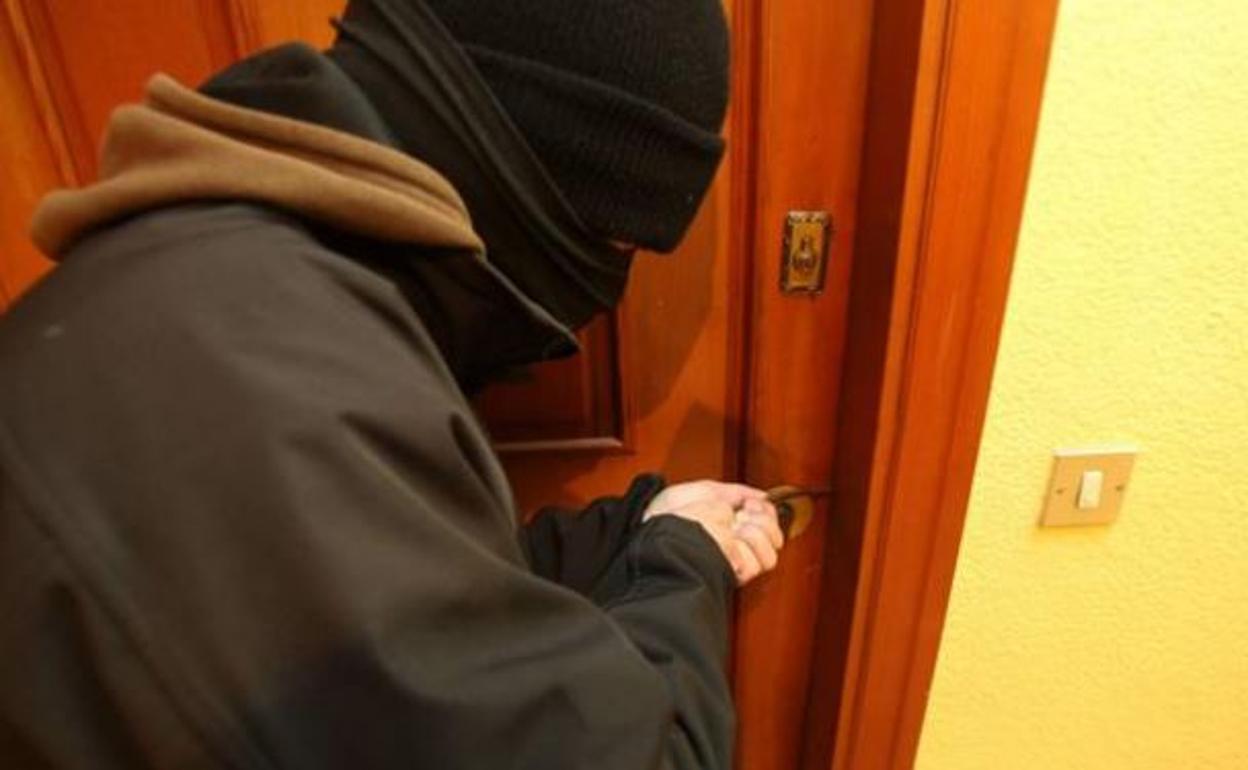 «¿Inocentes bolitas de papel en tu puerta?»: llama a la Guardia Civil