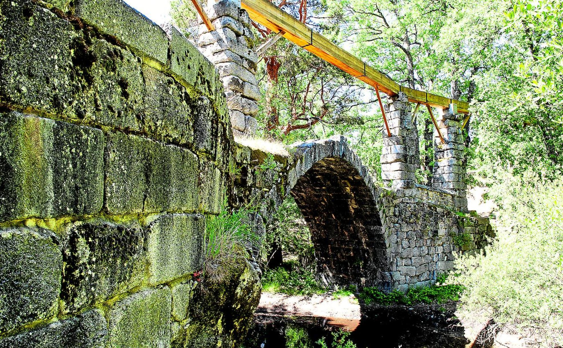 Puente de los Canales. Sustenta un acueducto que abastecía de agua el palacio de Valsaín, edificio que sufrió un incendio en 1682 y nunca fue reconstruido. 