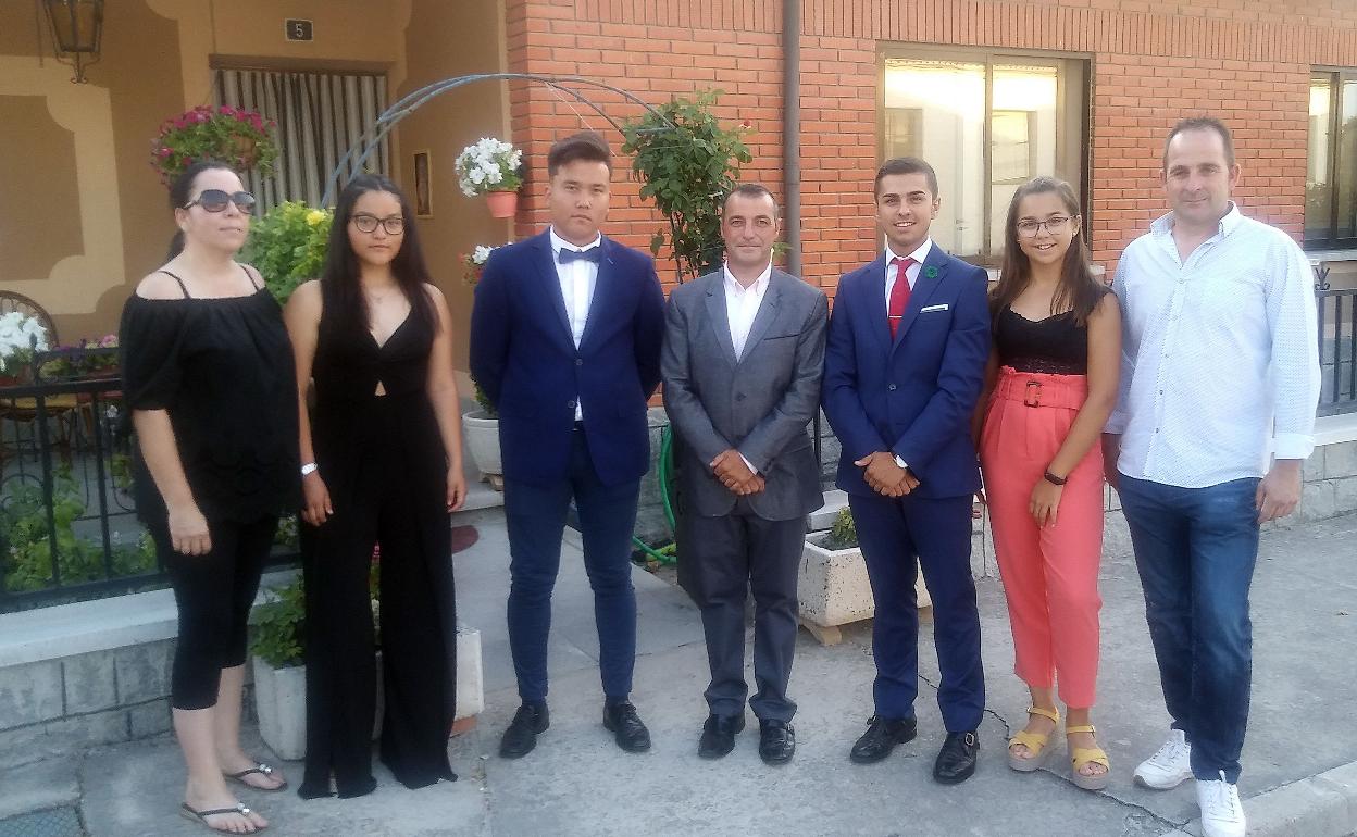 Los reyes de las fiestas de Villaverde de Íscar con sus acompañantes, ayer.