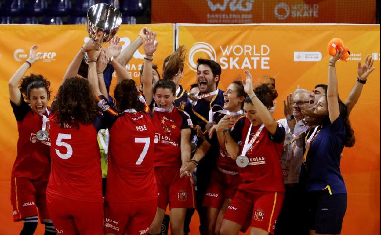 La jugadoras de la selección española femenina de hockey patines festejan su triunfo como campeonas del mundo por séptima ocasión en su historia.