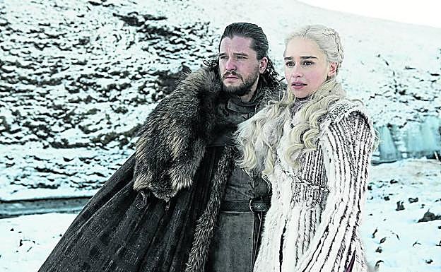 Kit Harington y Emilia Clarke, en 'Juego de tronos'. 