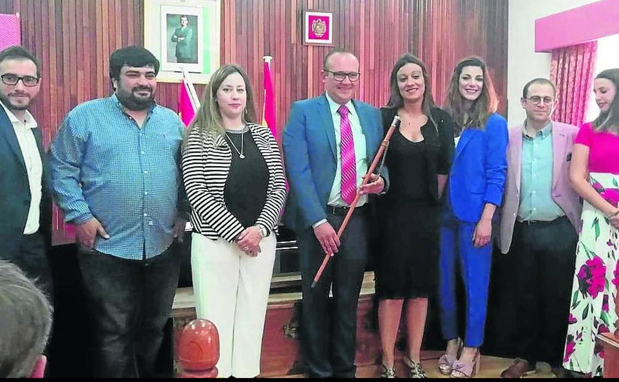 El alcalde de Mojados, Adolfo López (con el bastón), junto a su equipo de Gobierno.