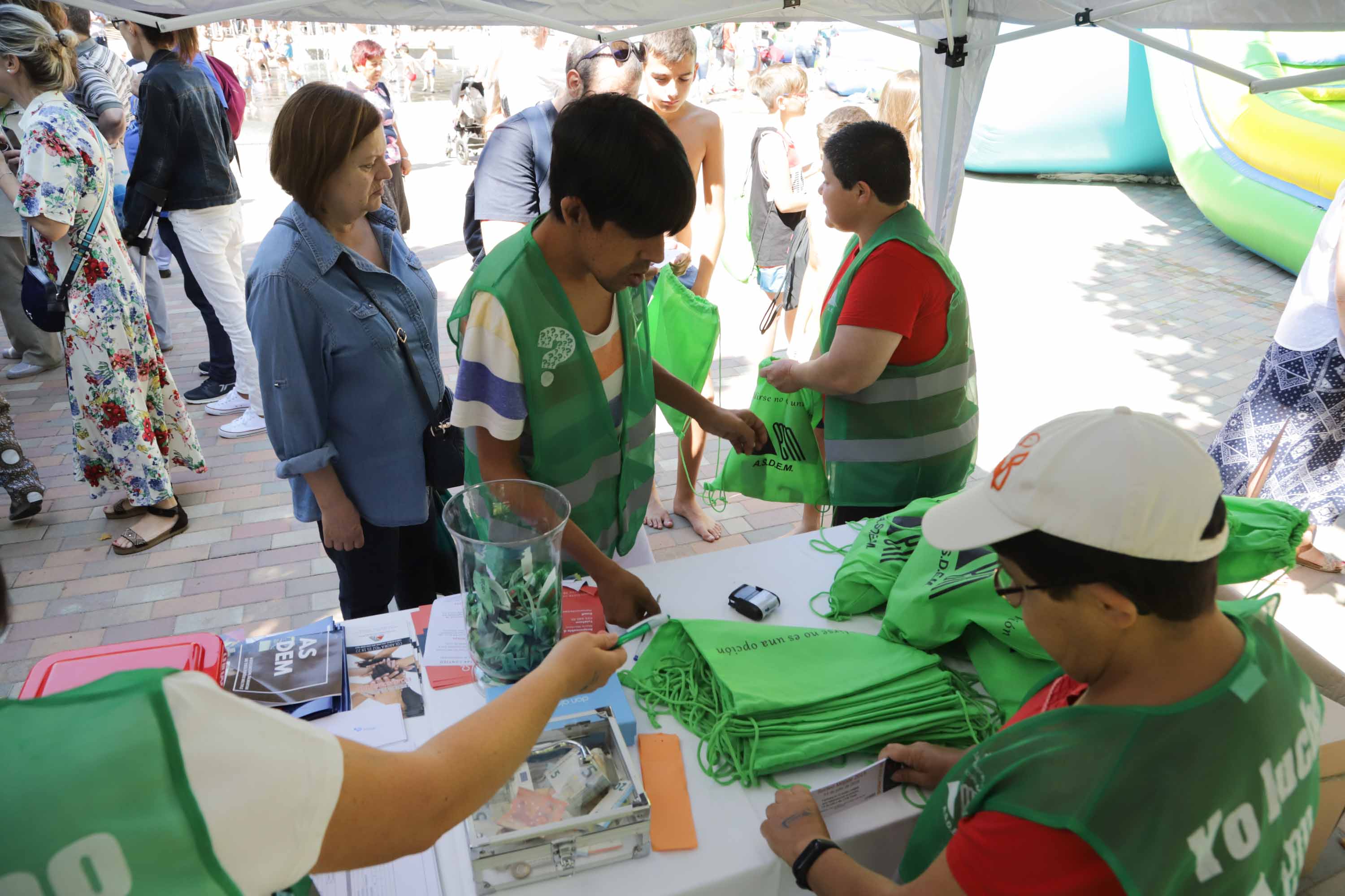 Fotos: Campaña &#039;Mójate por la esclerosis&#039; en Salamanca