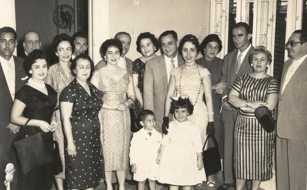 Imagen principal - Arriba, imagen de la boda de Dinorah Pons con Carlos Dotres pocos meses antes de la entrada de Fidel en La Habana. Abajo, a la izquierda, la pareja en su luna de miel. Abajo, a la derecha, Castro celebra su llegada a La Habana. 