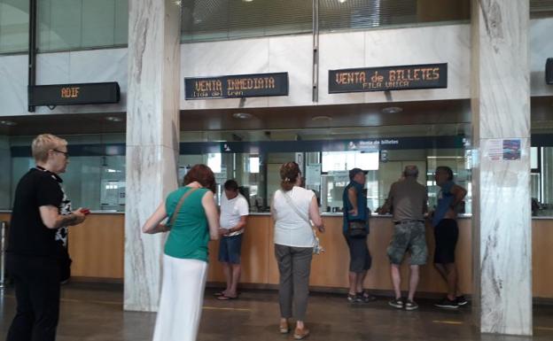 Viajeros hacen cola, este lunes, para la venta de billetes en la estación de Valladolid. 