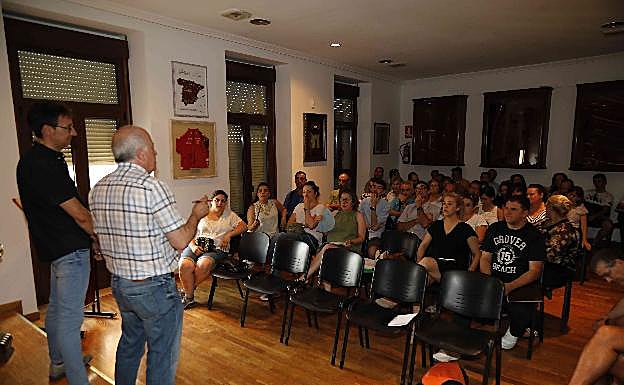 El alcalde Elías Arranz, y el concejal de festejos, Tomás Veganzones, de espaldas, durante la reunión con asociaciones 